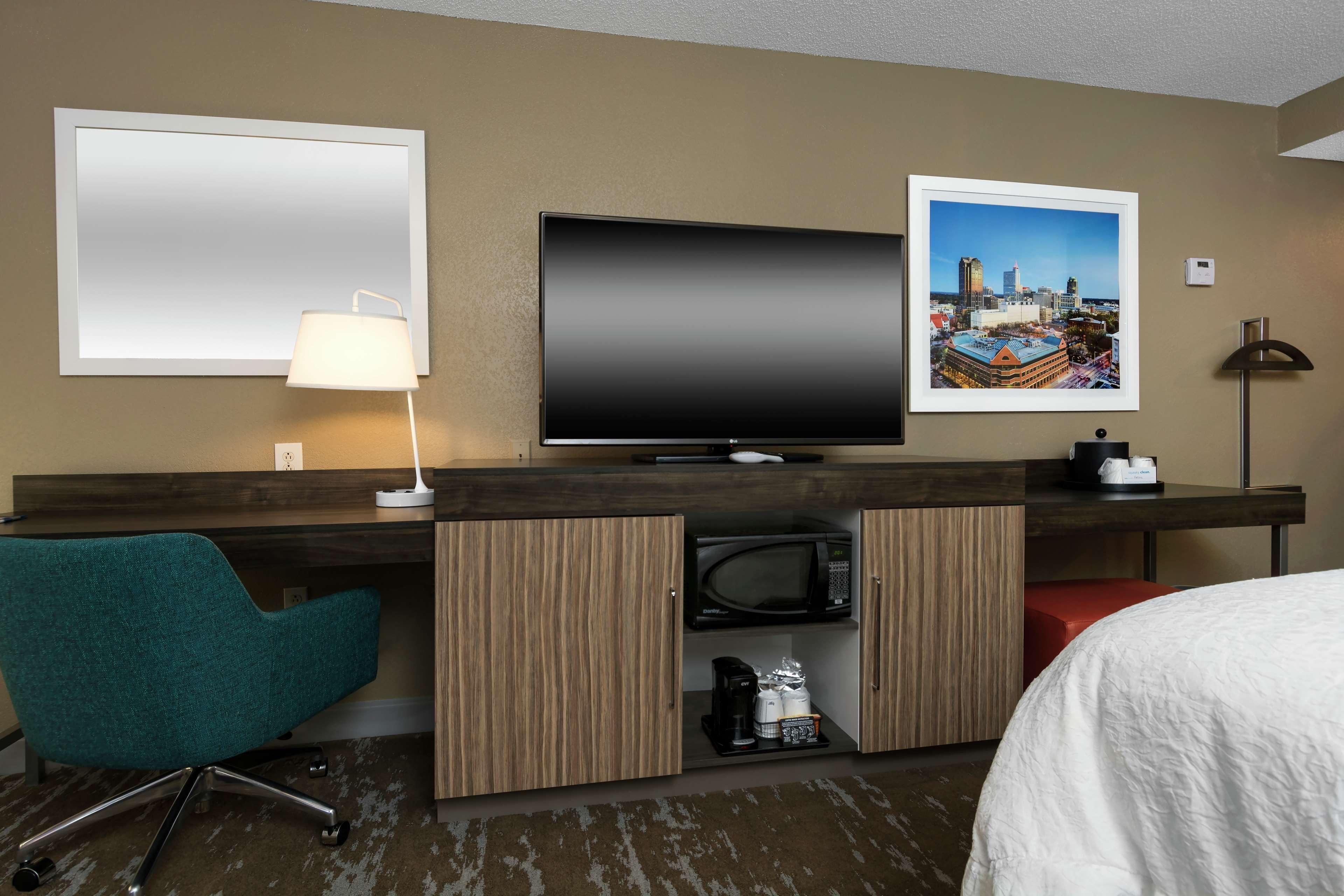 Hampton Inn & Suites Raleigh Cary Lenovo Center Экстерьер фото