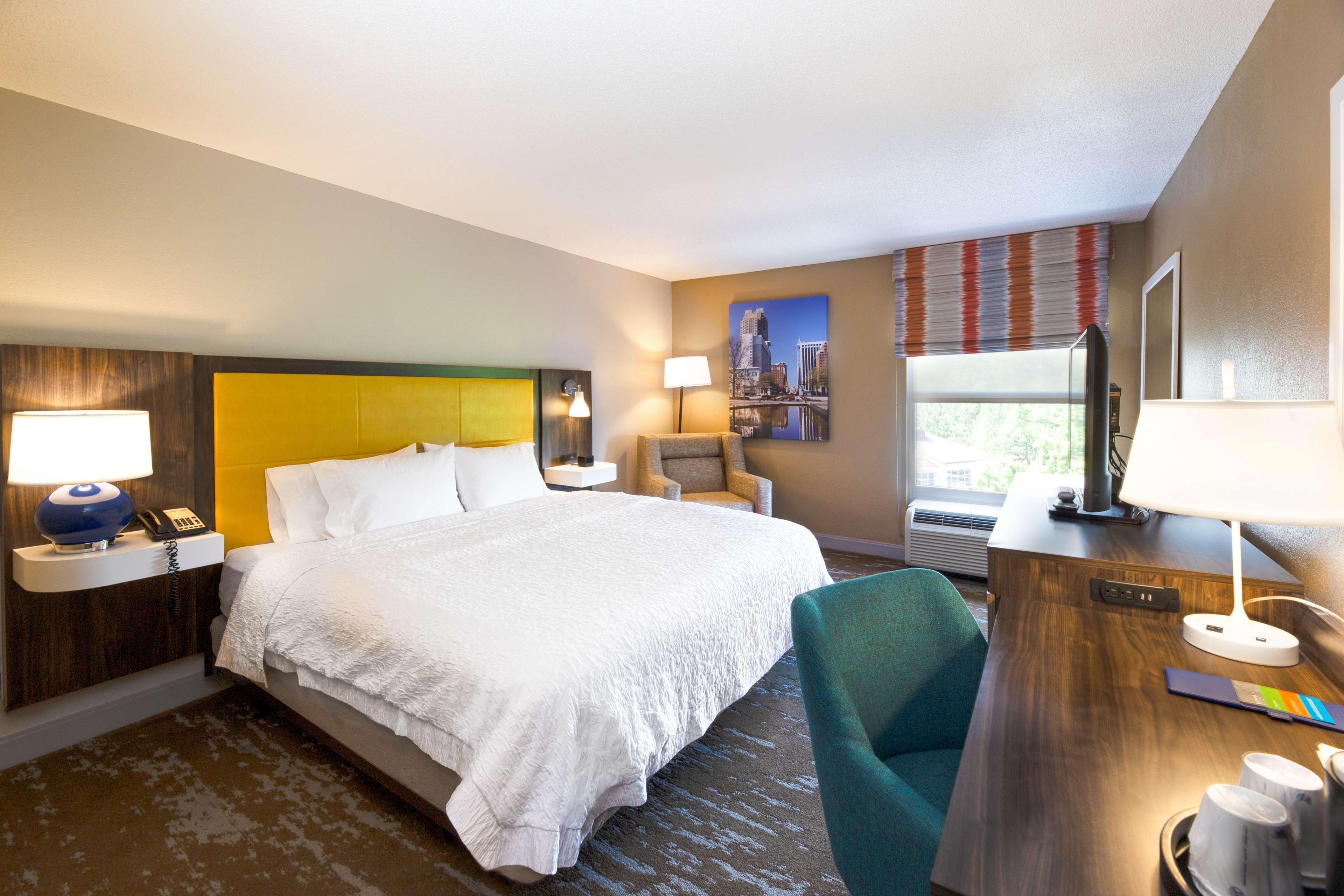 Hampton Inn & Suites Raleigh Cary Lenovo Center Экстерьер фото