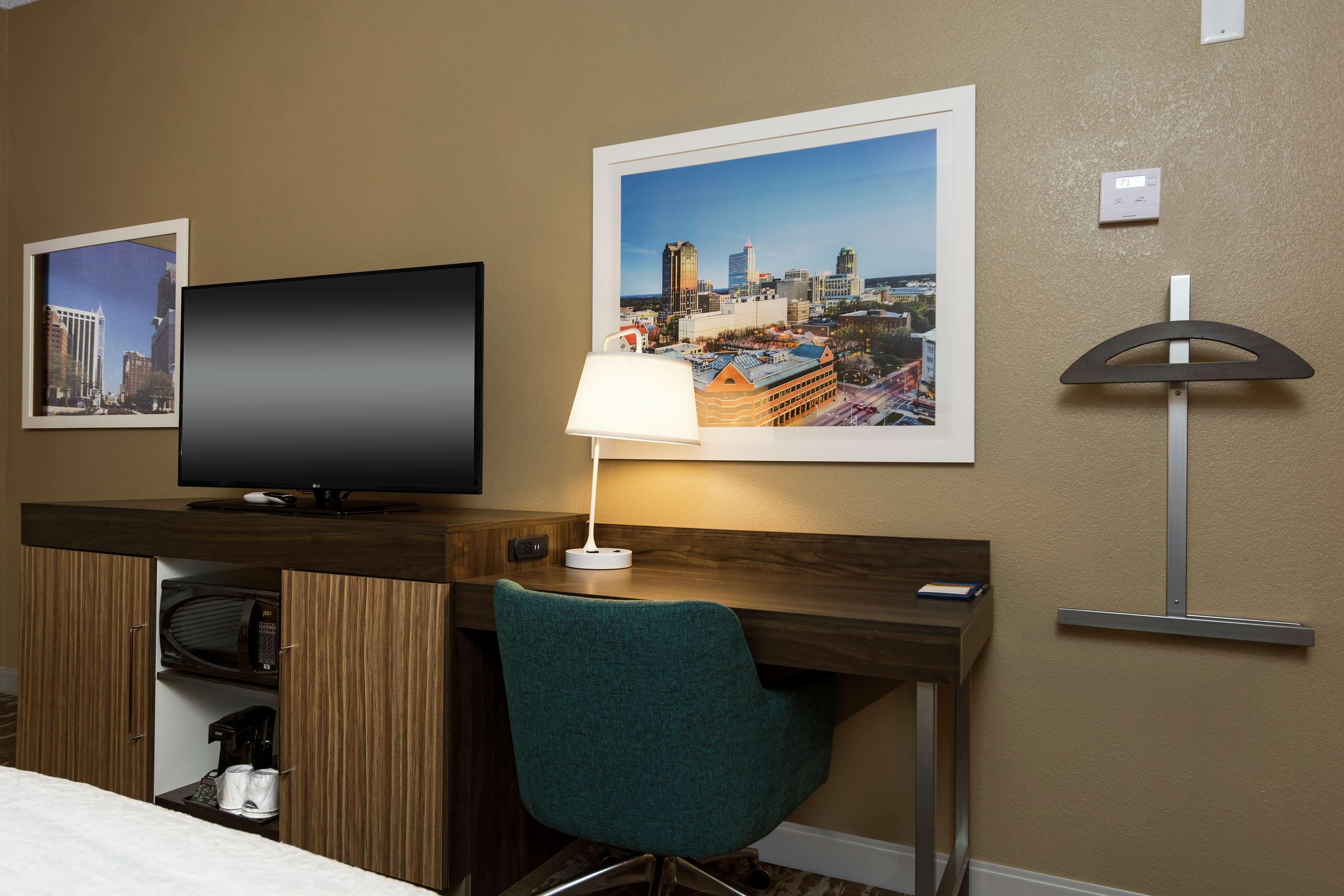 Hampton Inn & Suites Raleigh Cary Lenovo Center Экстерьер фото