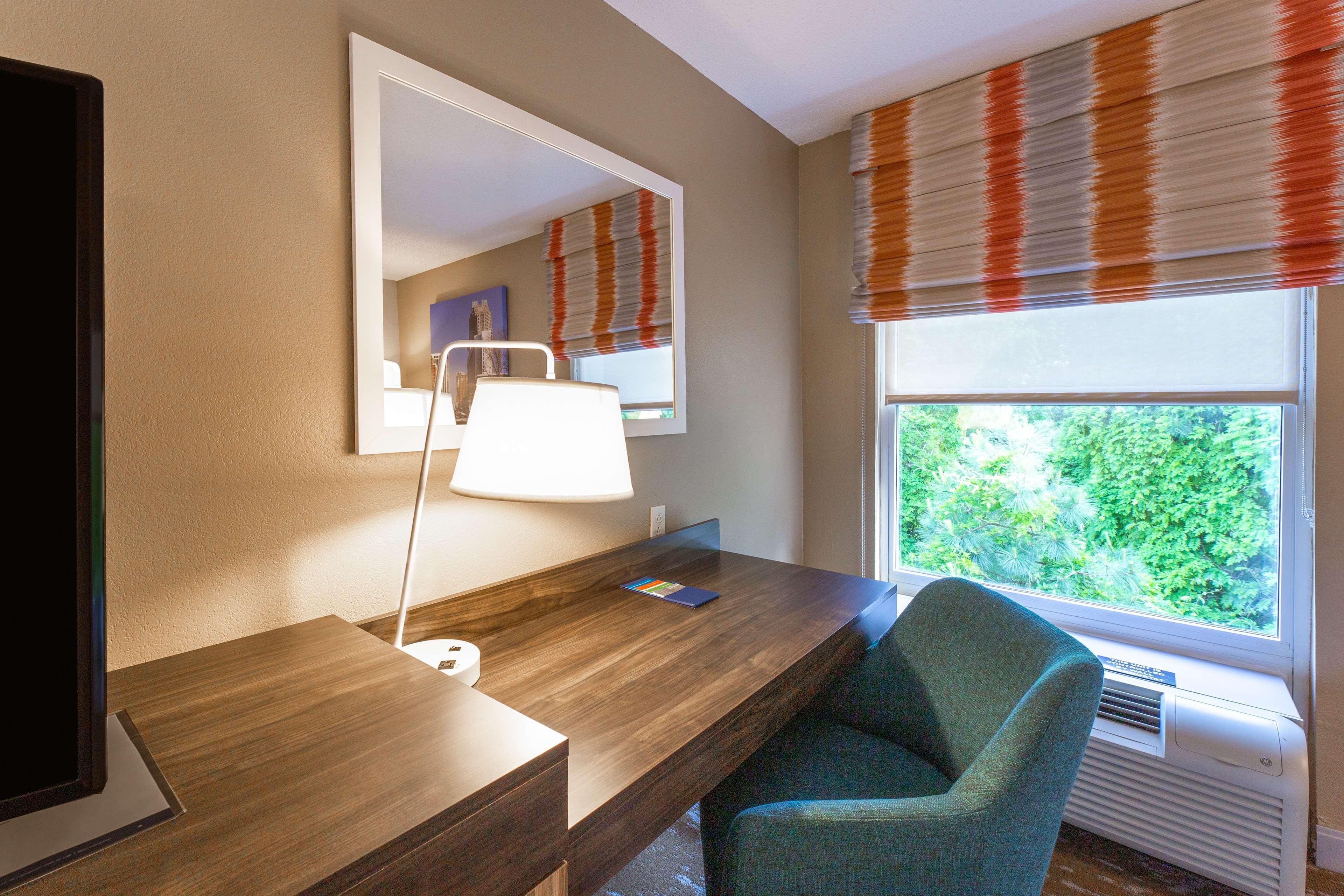 Hampton Inn & Suites Raleigh Cary Lenovo Center Экстерьер фото