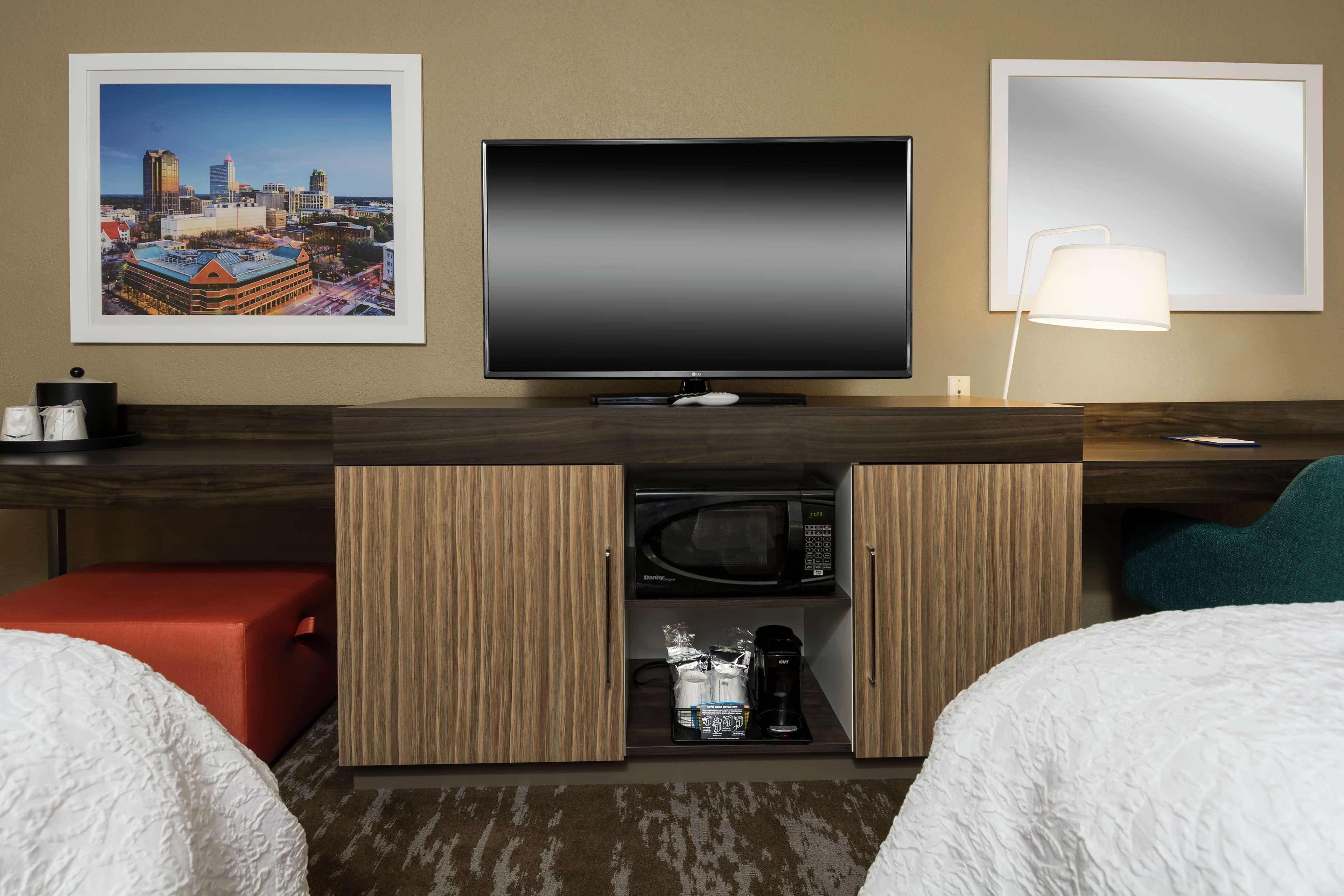 Hampton Inn & Suites Raleigh Cary Lenovo Center Экстерьер фото