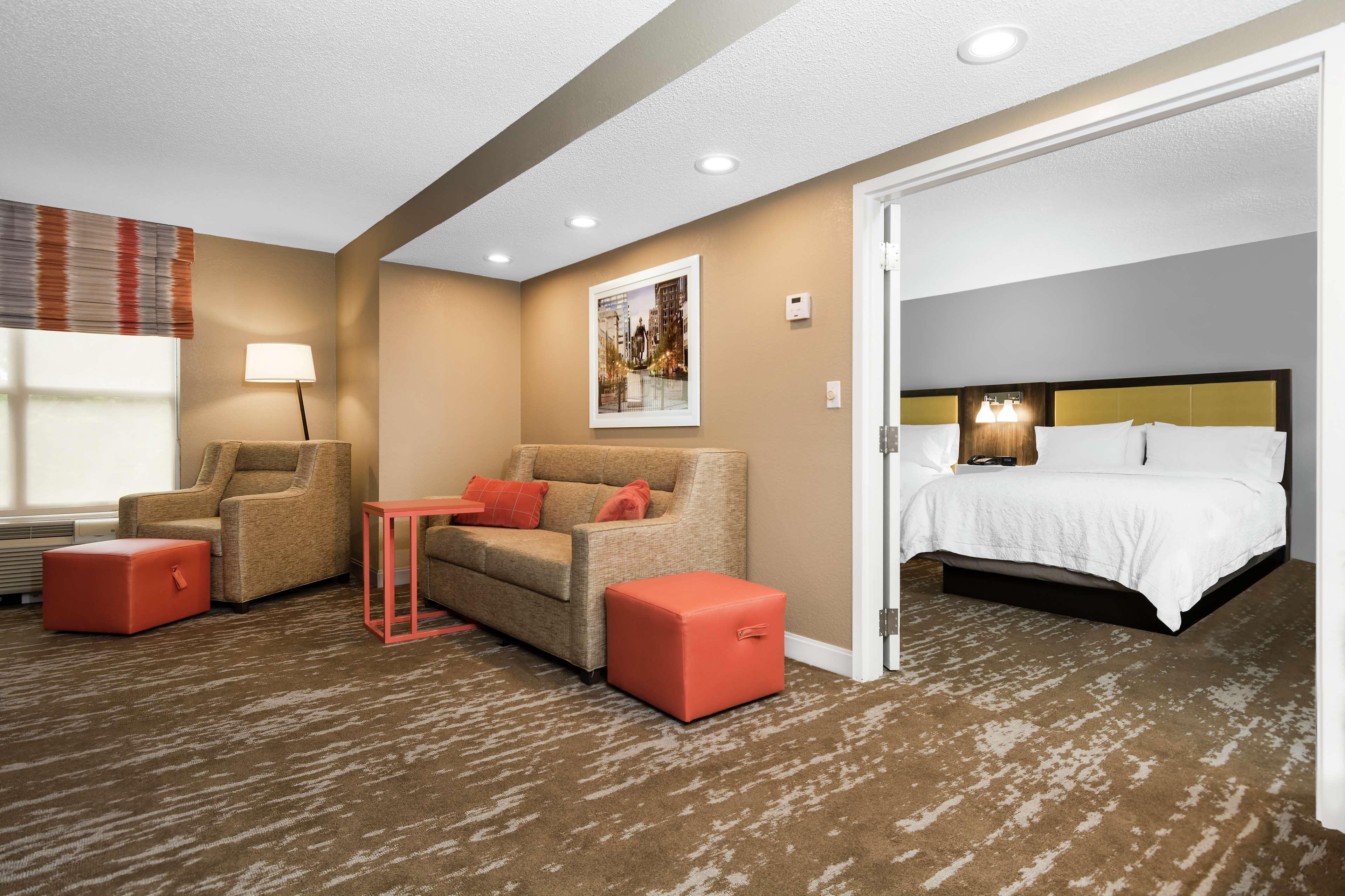 Hampton Inn & Suites Raleigh Cary Lenovo Center Экстерьер фото