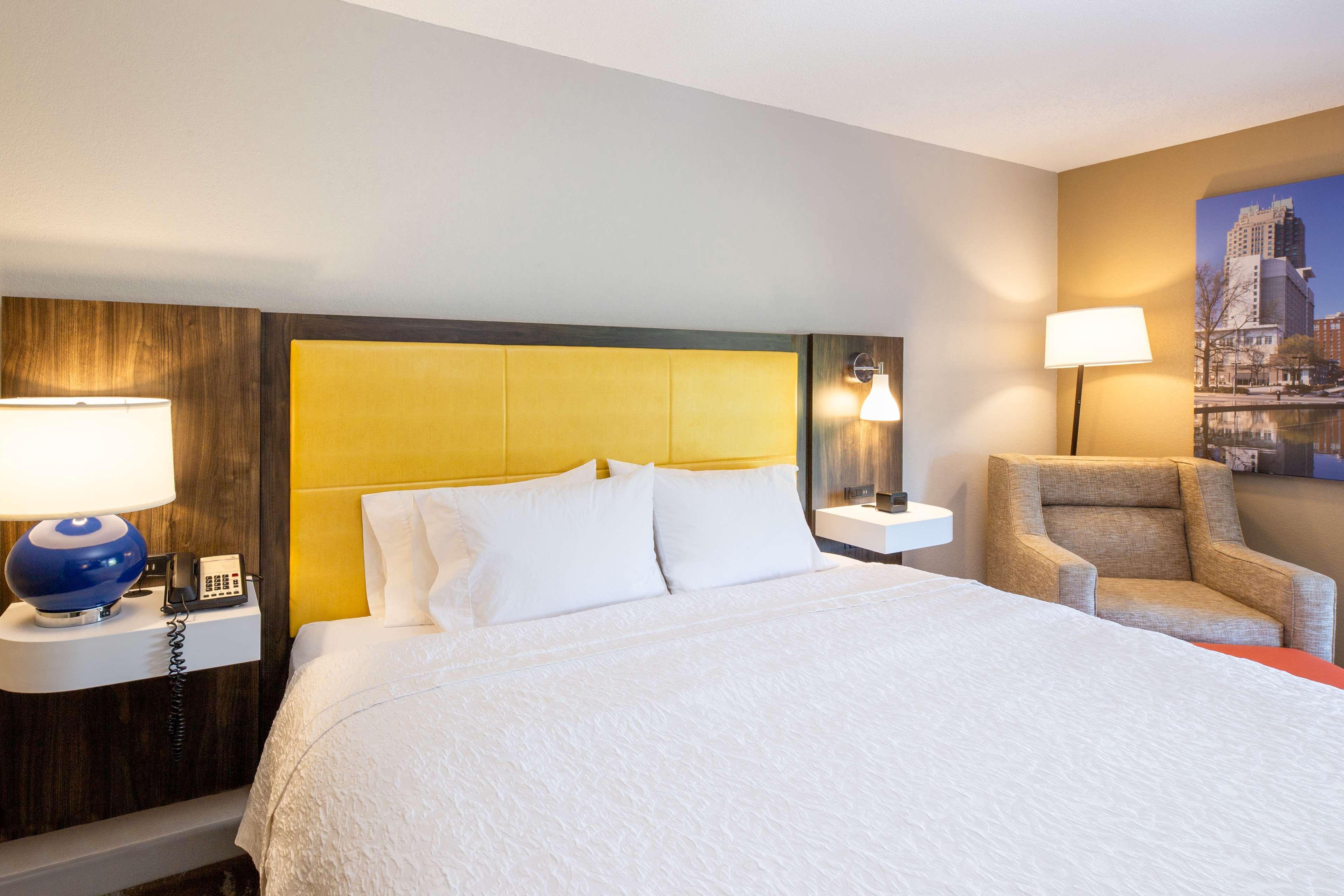 Hampton Inn & Suites Raleigh Cary Lenovo Center Экстерьер фото