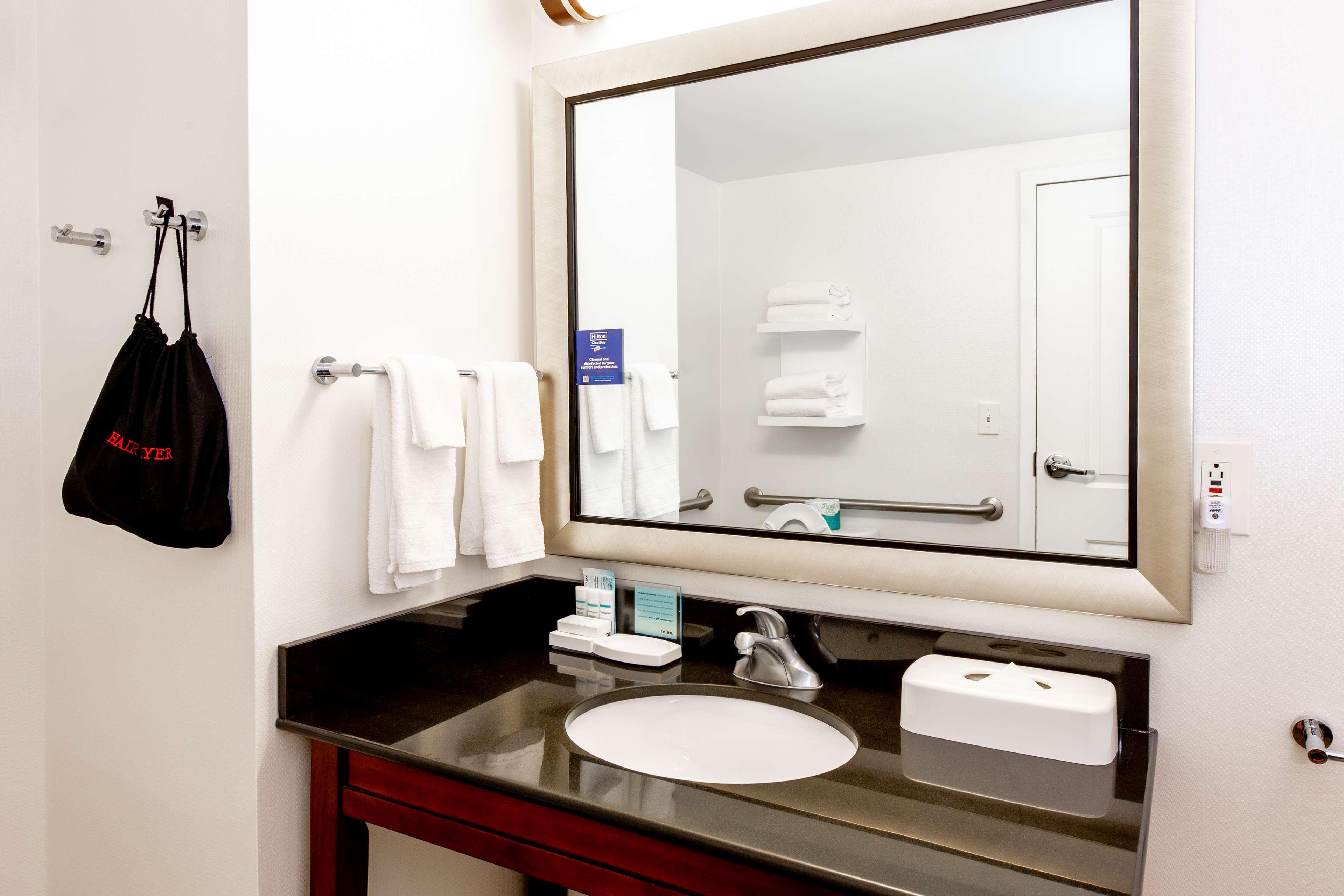 Hampton Inn & Suites Raleigh Cary Lenovo Center Экстерьер фото