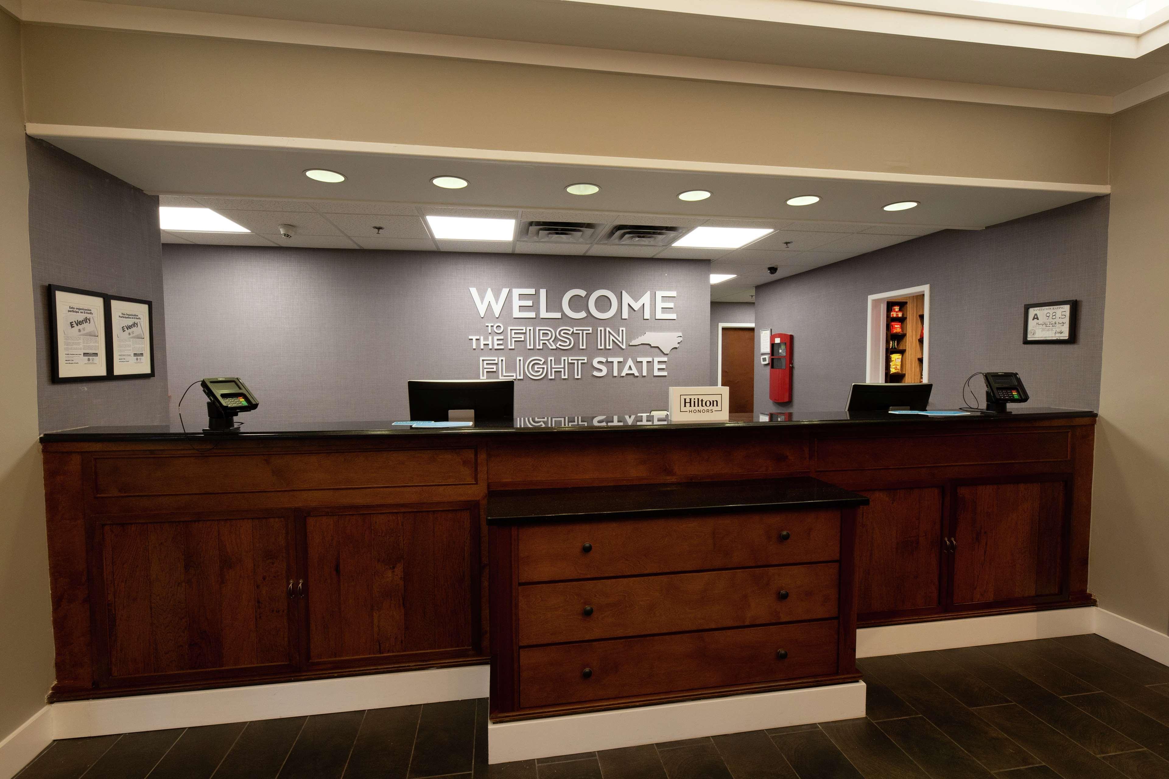 Hampton Inn & Suites Raleigh Cary Lenovo Center Экстерьер фото
