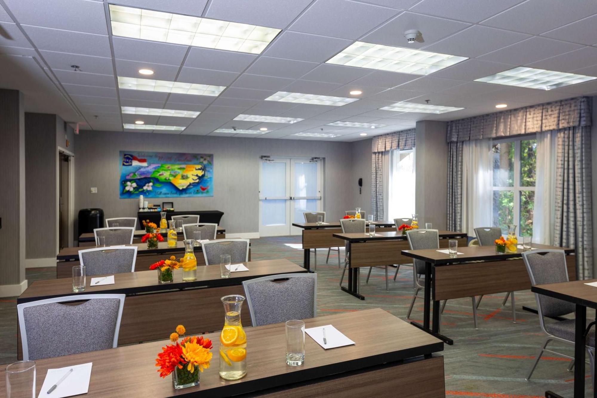 Hampton Inn & Suites Raleigh Cary Lenovo Center Экстерьер фото