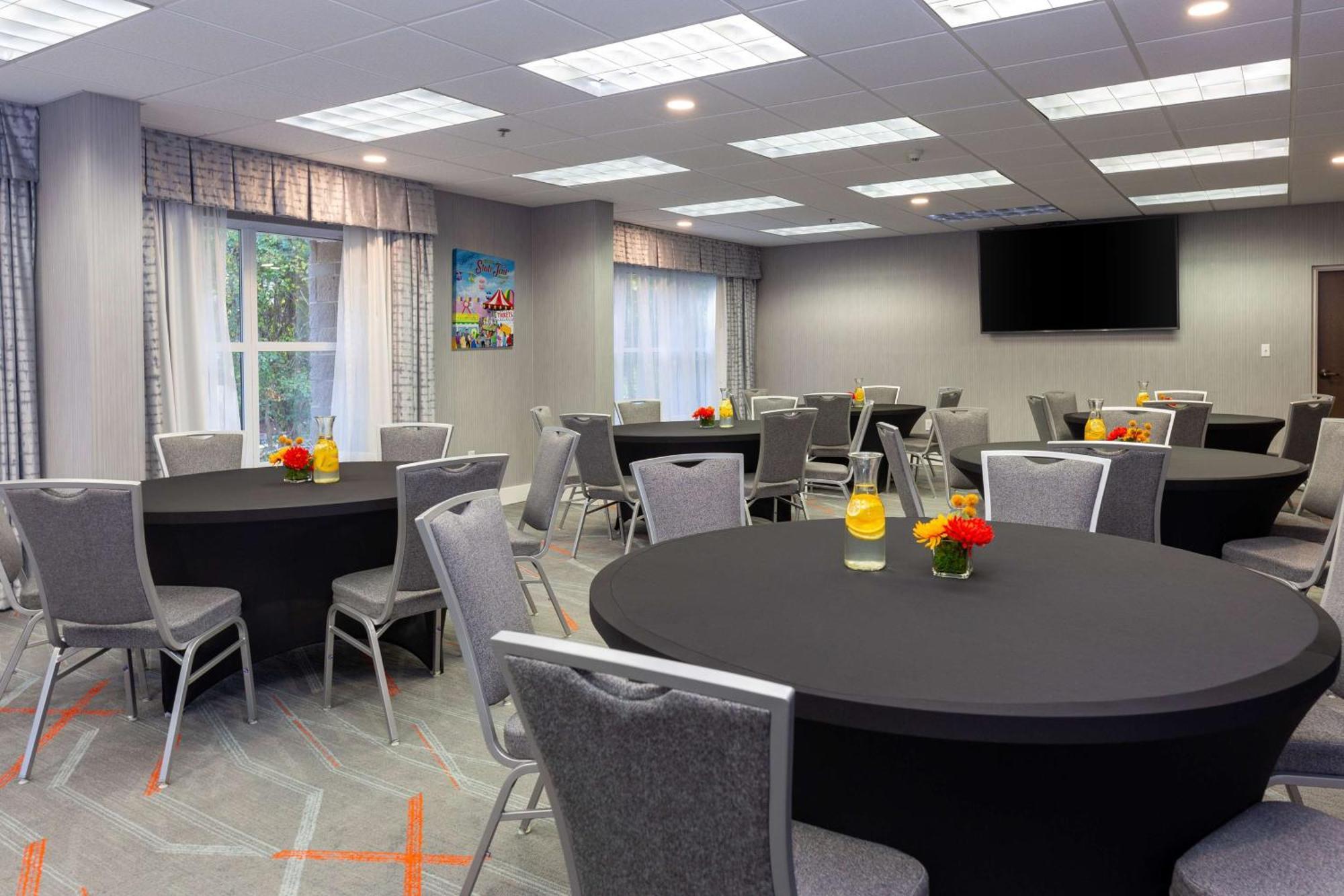 Hampton Inn & Suites Raleigh Cary Lenovo Center Экстерьер фото