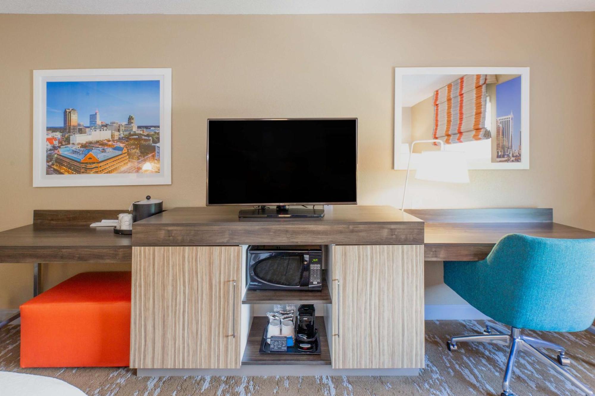 Hampton Inn & Suites Raleigh Cary Lenovo Center Экстерьер фото