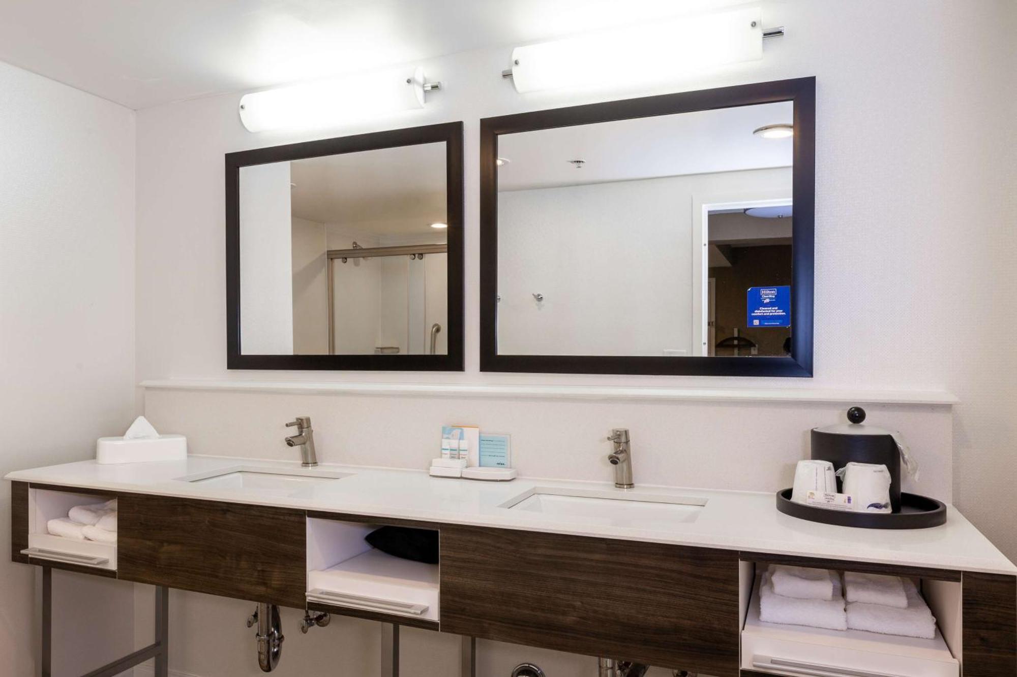 Hampton Inn & Suites Raleigh Cary Lenovo Center Экстерьер фото