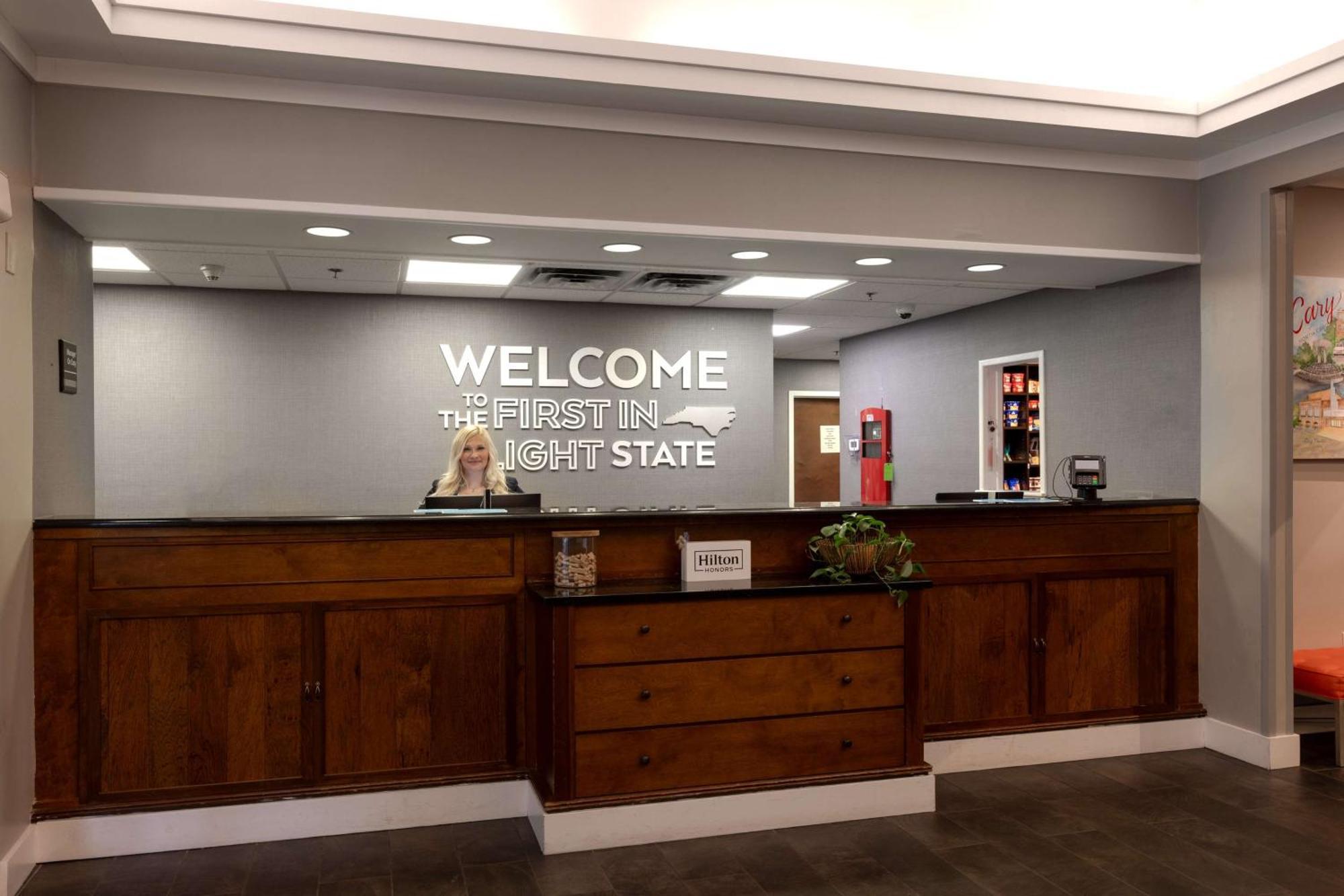 Hampton Inn & Suites Raleigh Cary Lenovo Center Экстерьер фото