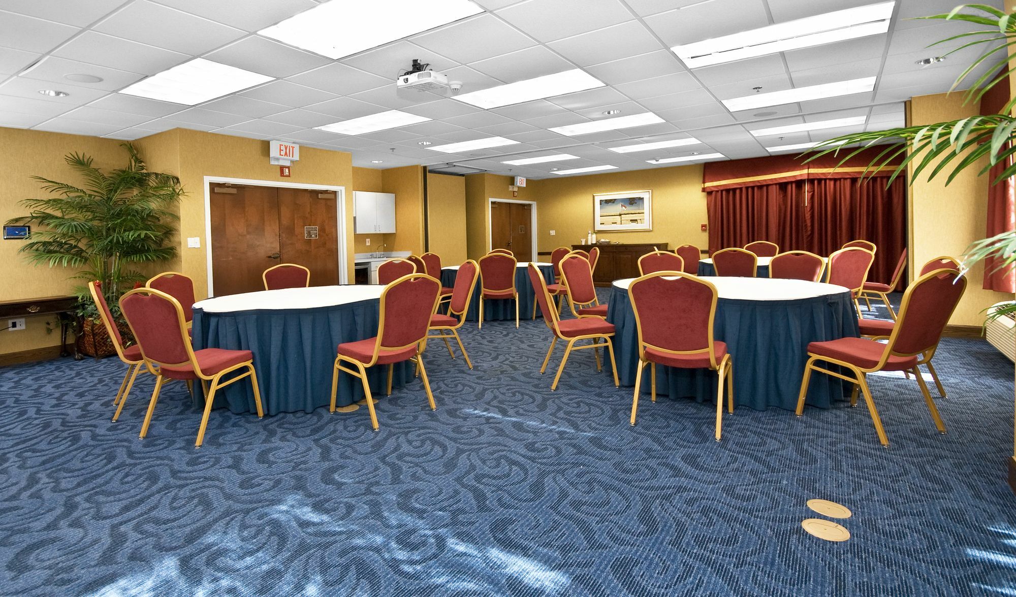 Hampton Inn & Suites Raleigh Cary Lenovo Center Бизнес фото